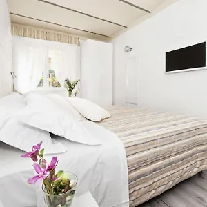 White Colosseo Bed and breakfast